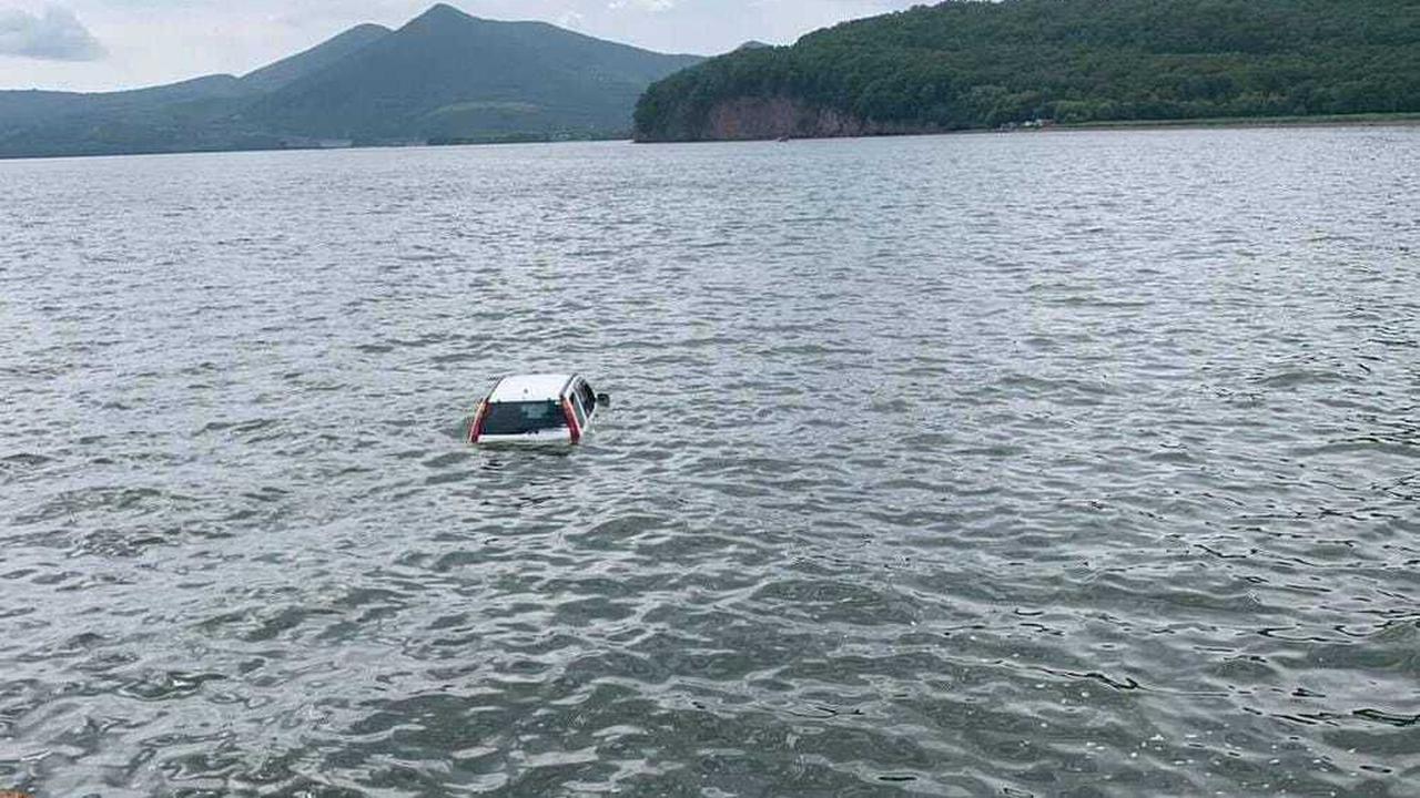 На Камчатке чиновница за рулём автомобиля сиганула в воду - Quto.ru