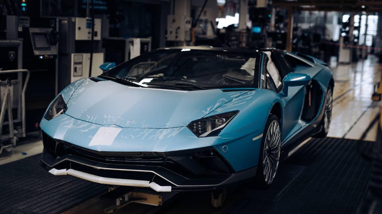 Lamborghini выпустил последний суперкар Aventador - Quto.ru