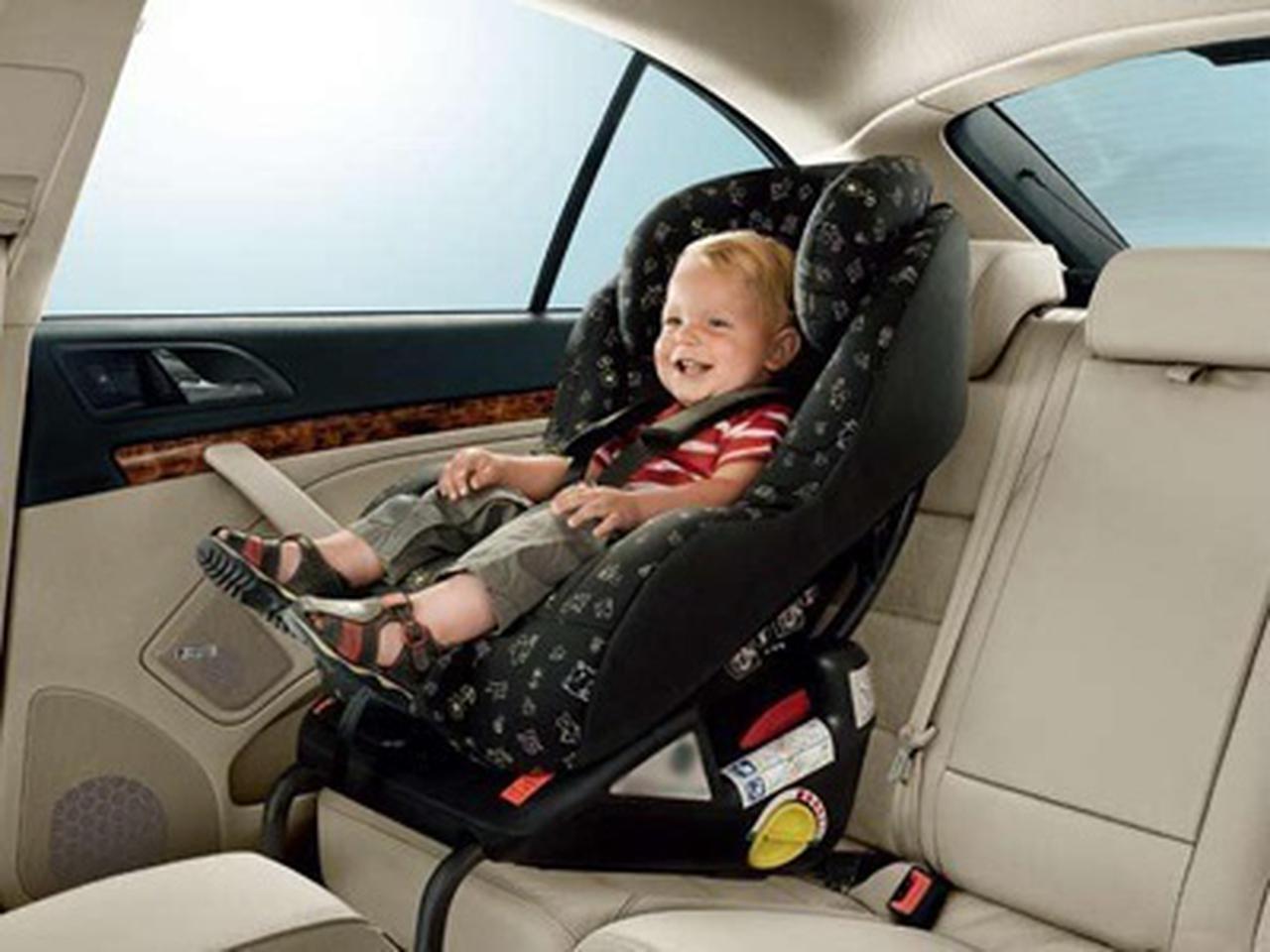 Как обезопасить новорожденного в детском кресле в машине