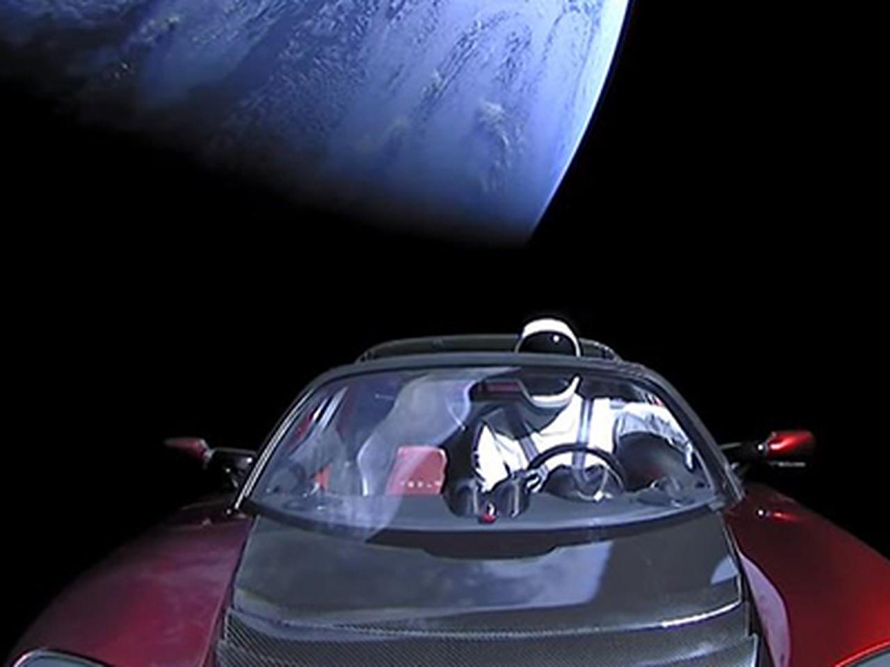 Видео: Илон Маск запустил собственный Tesla Roadster в космос - Quto.ru