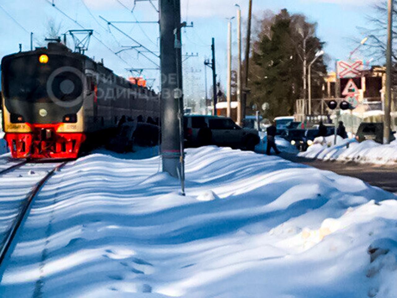 Появились фото с места столкновения электрички с авто в Подмосковье -  Quto.ru