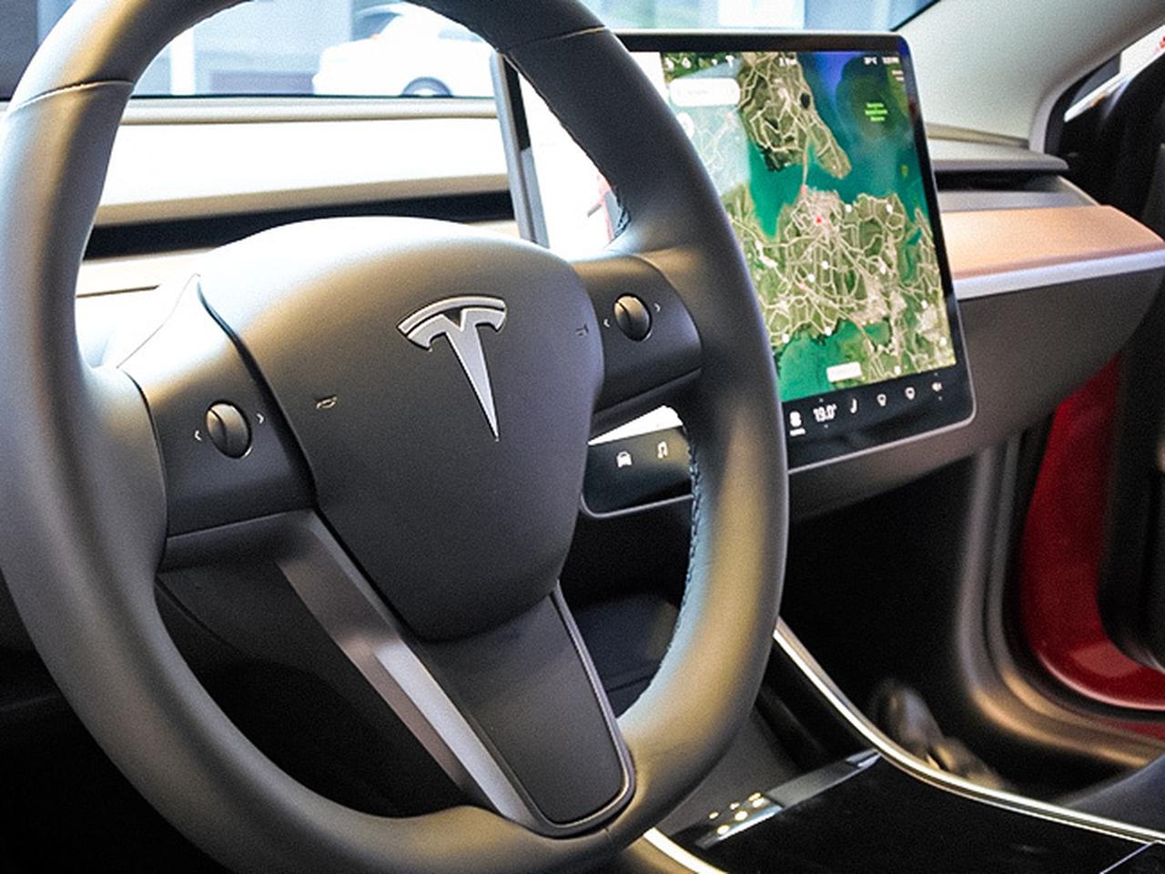 Водитель Tesla решил отрегулировать «дворники» и лишился прав - Quto.ru