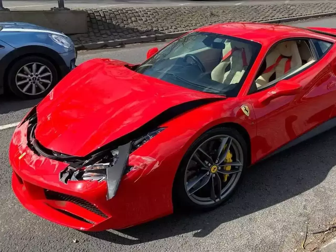 3 км — именно столько потребовалось владельцу нового Ferrari 488, чтобы  разбить автомобиль - Quto.ru