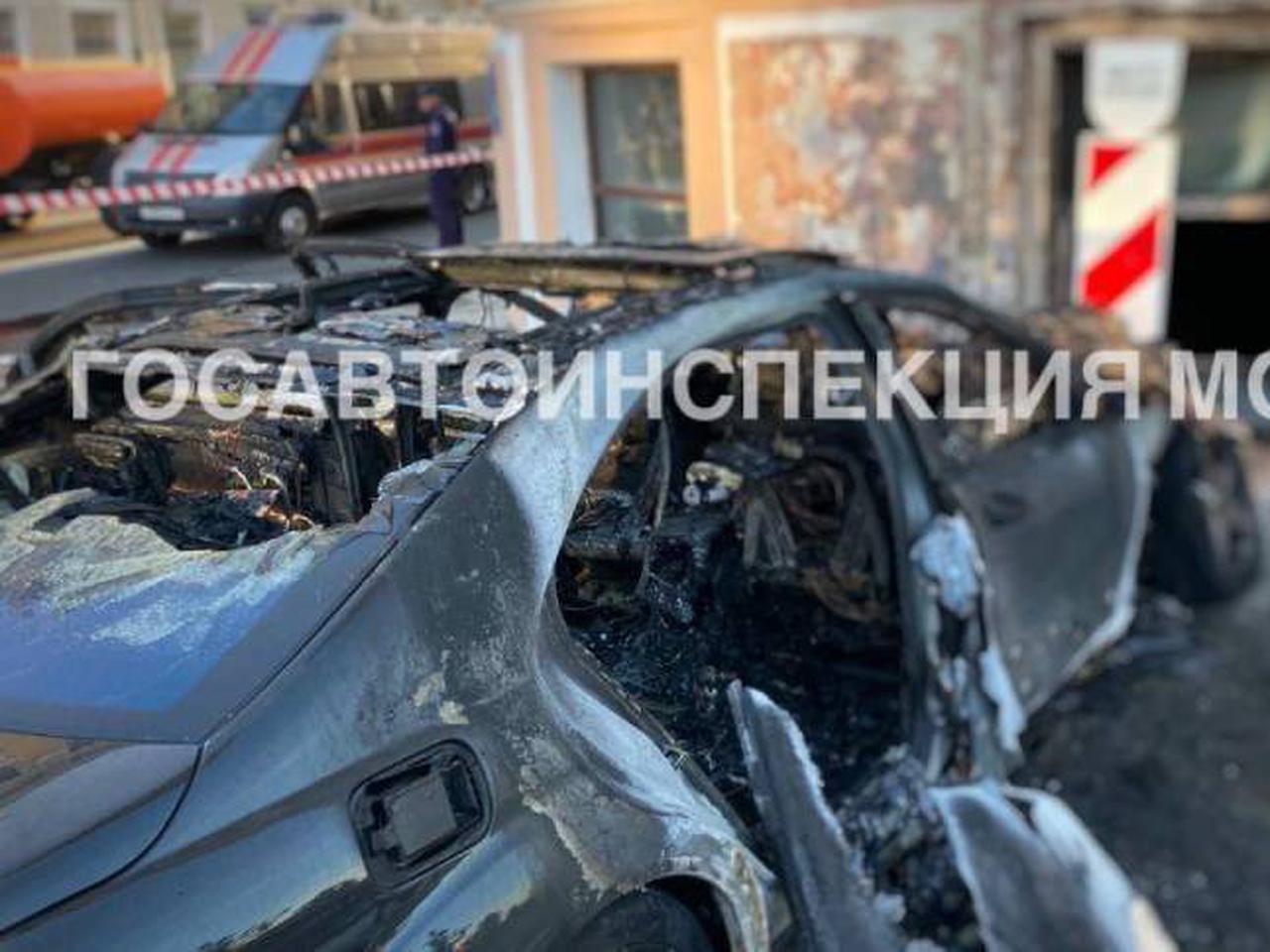 Заезд Mercedes в Москве попал на видео: автомобиль влетел в дом и загорелся  - Quto.ru