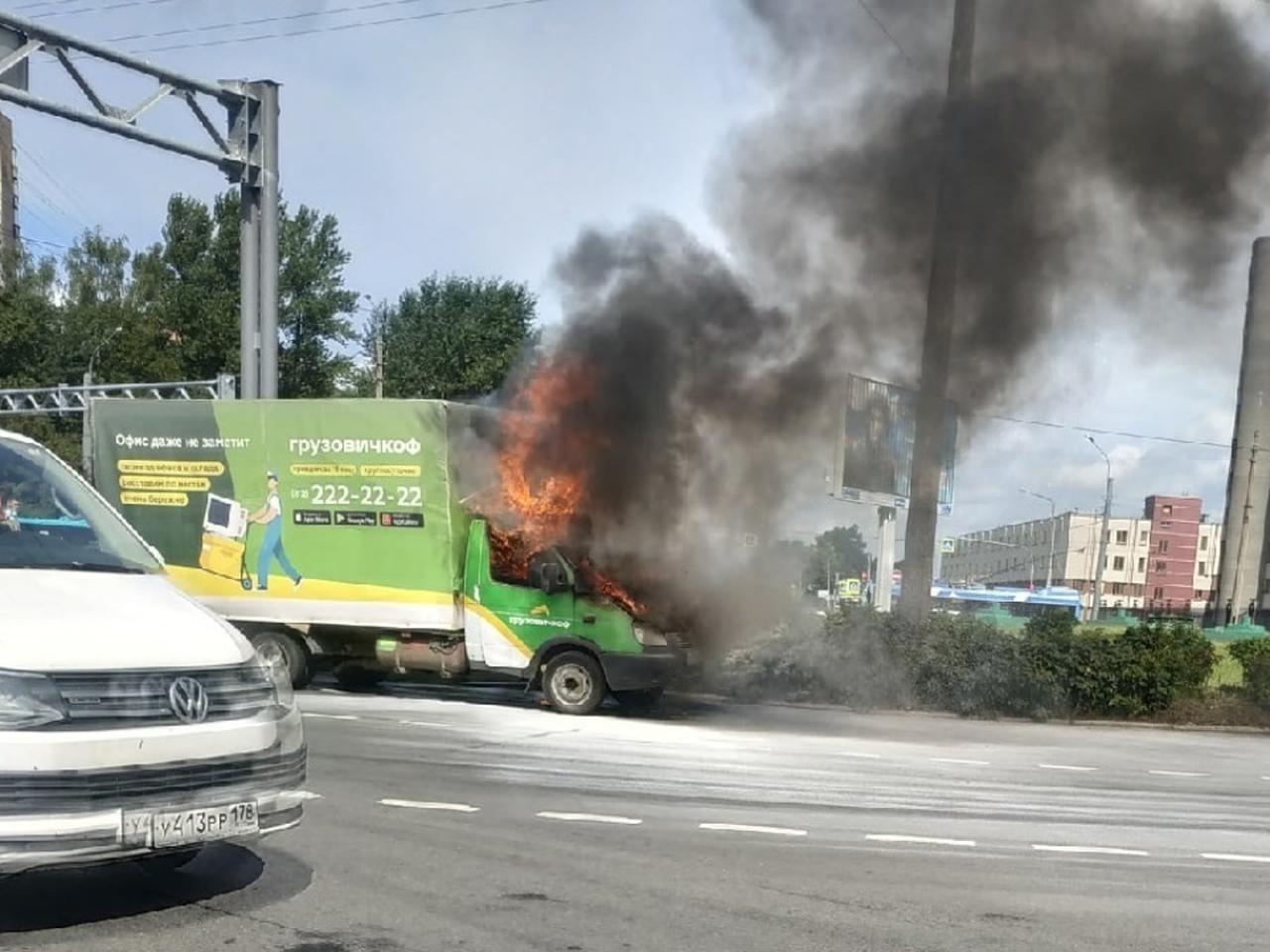 Водитель поливальной машины продемонстрировал её пользу и почти спас  «Газель» - Quto.ru