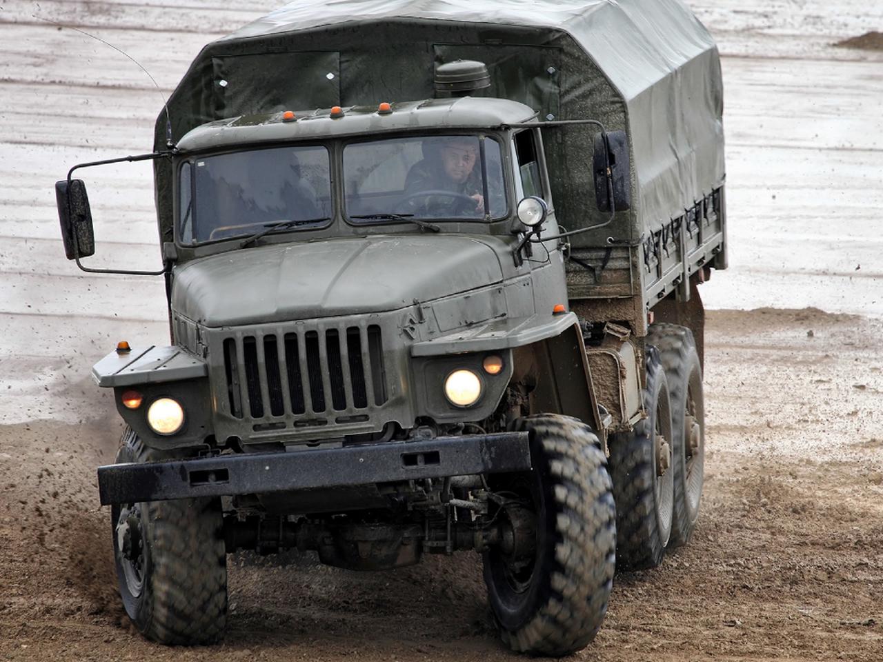 Водитель военного «Урала» нарочно протаранил гражданскую Lada Granta -  Quto.ru