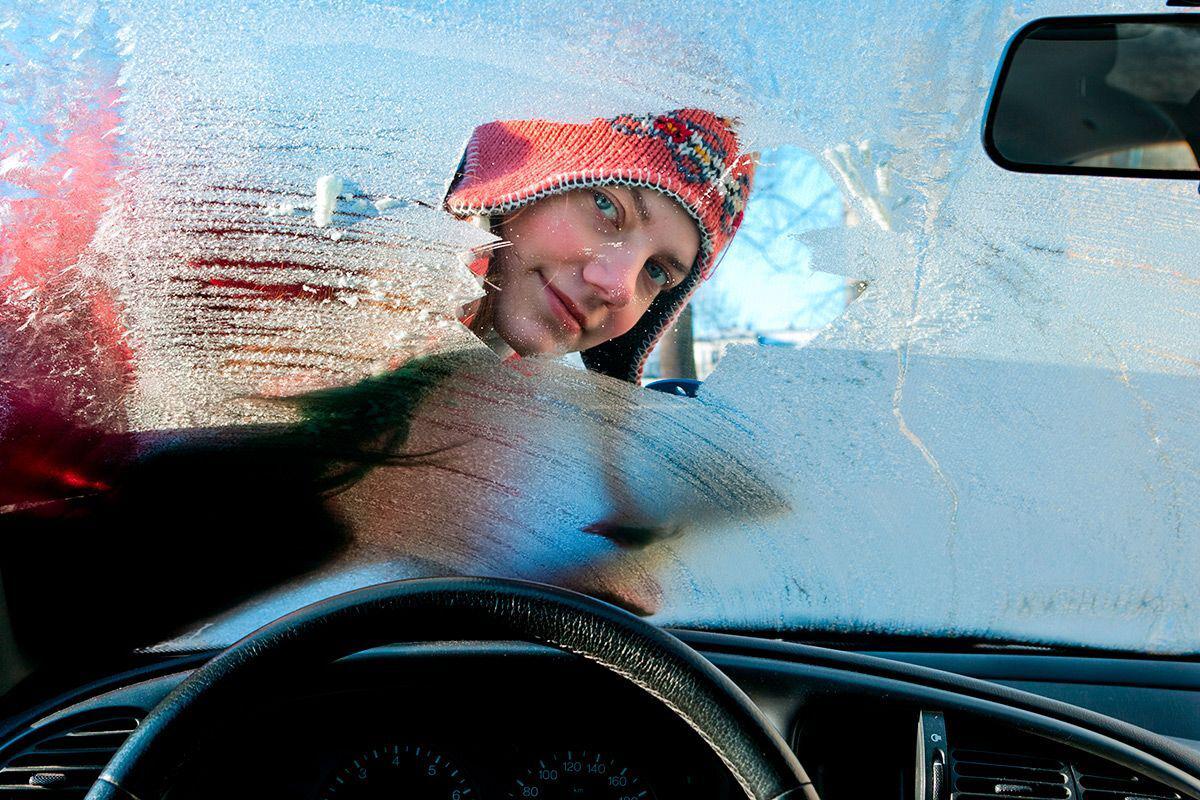Замерзают стекла в машине. Внутри и снаружи – что делать?