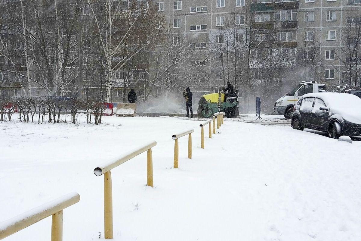 Дорожники открыли сезон укладки асфальта в снег. Фото - Quto.ru