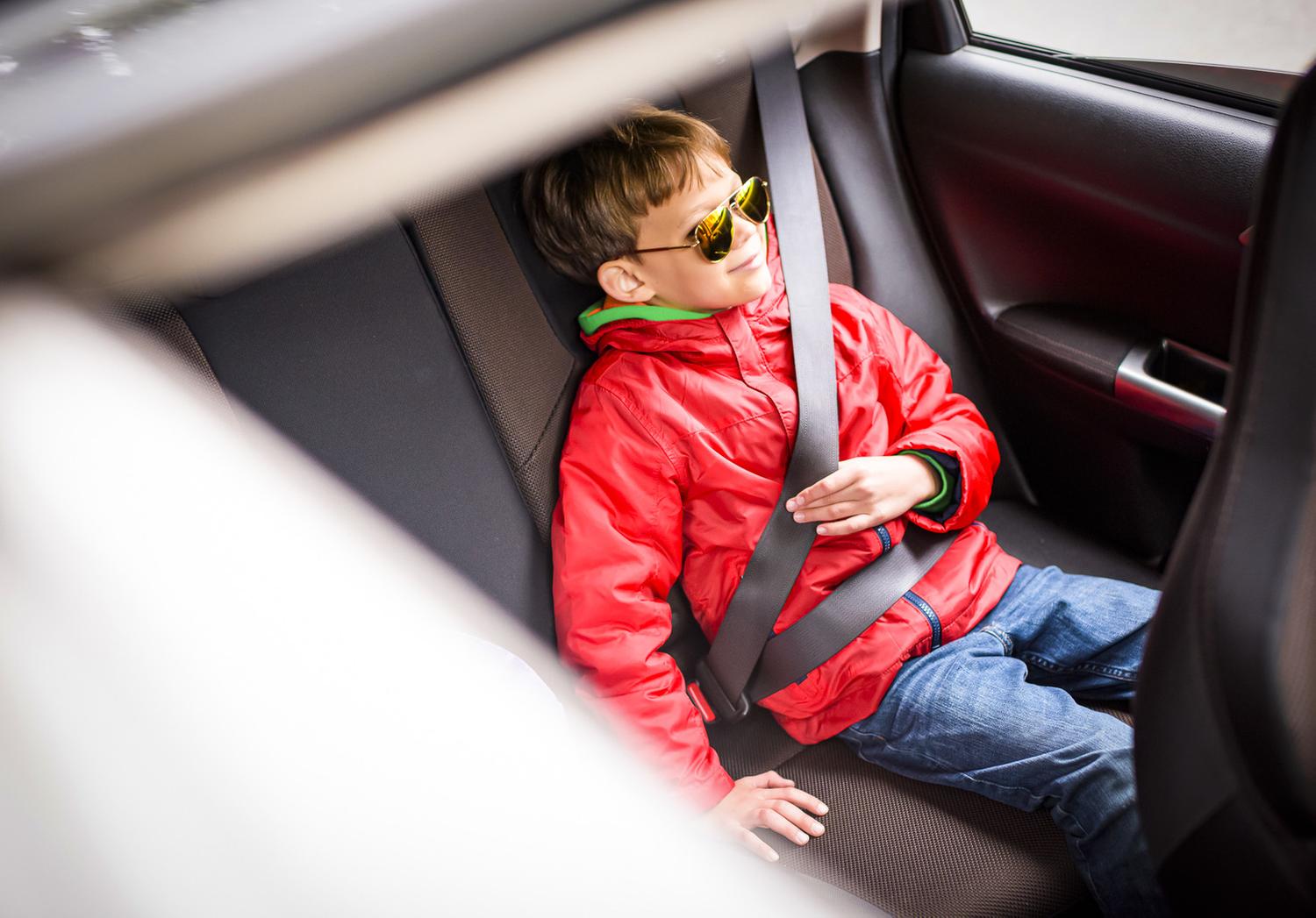 Безопасность в машине на заднем сиденье