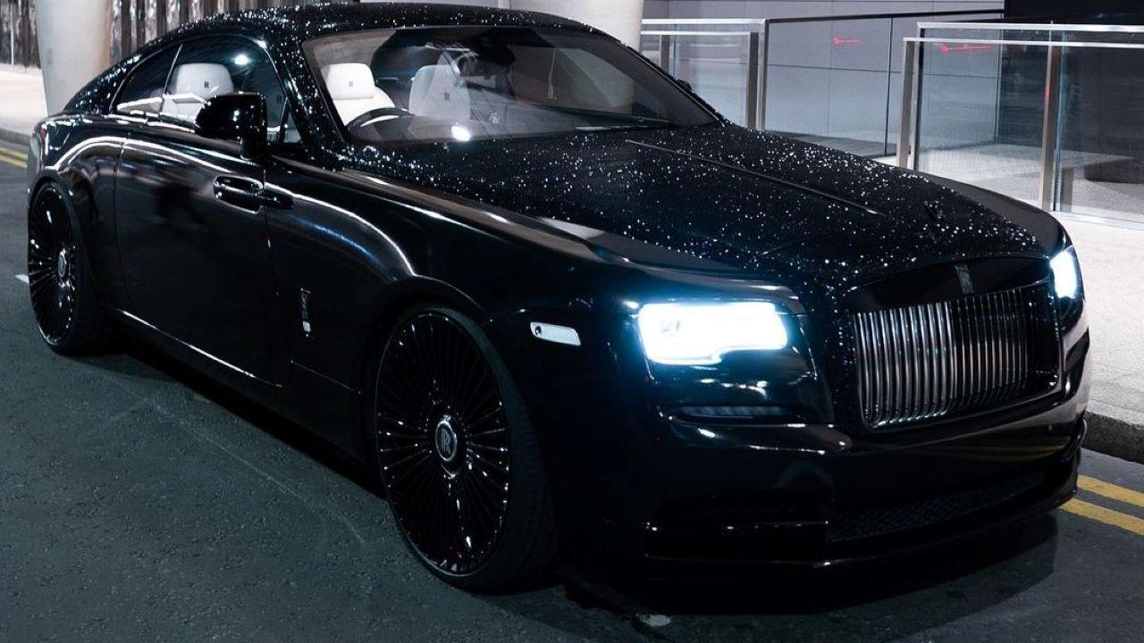 Модель с российскими корнями изуродовала Rolls-Royce Wraith, покрыв его  «бриллиантами» - Quto.ru