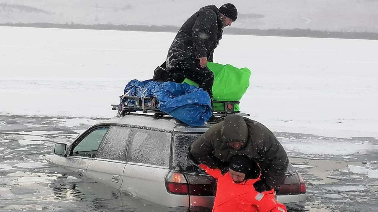 На Байкале Subaru с туристами провалился под лёд - Quto.ru