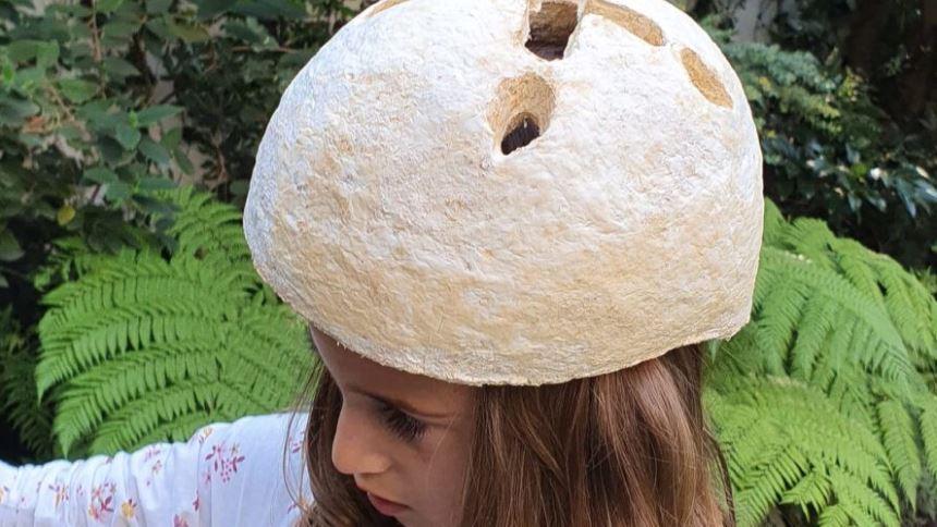 Этот шлем из сена и грибов растёт вместе с головой владельца