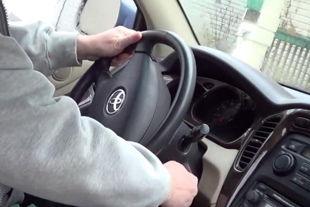 Как разблокировать замок зажигания автомобиля