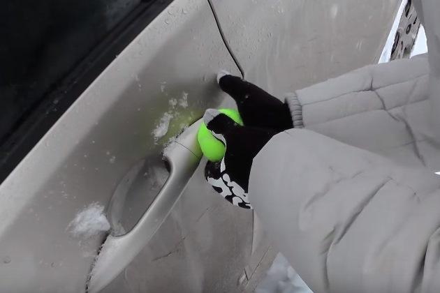 Что делать, если ключи от автомобиля захлопнулись внутри