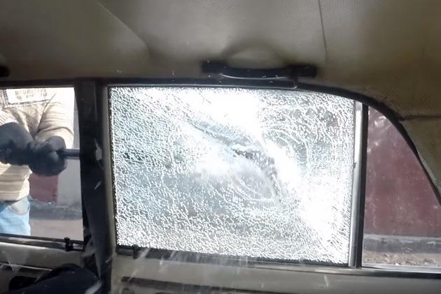 Что делать, если ключи от автомобиля захлопнулись внутри