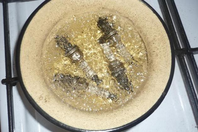 3 простейших способа очистки свечей зажигания подручными средствами