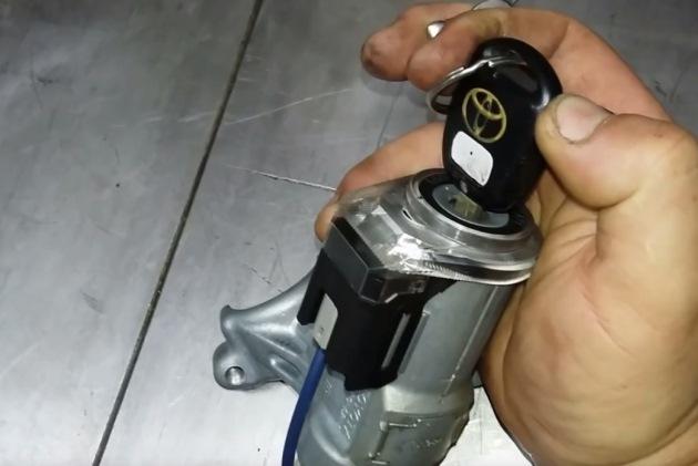 Как разблокировать замок зажигания автомобиля