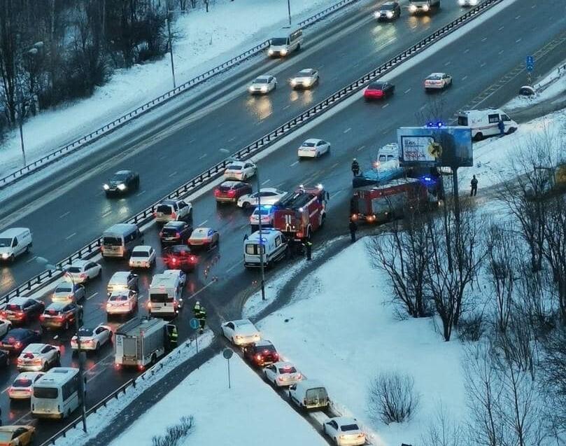 В аварии на Варшавском шоссе пострадали 12 человек
