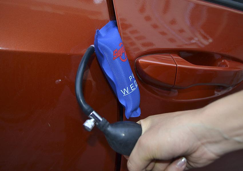 Полезный лайфхак: как открыть капот и двери, если сел аккумулятор