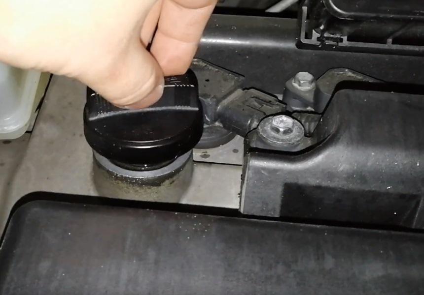 Проверяем мотор по маслозаливной горловине