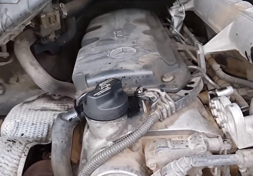 Проверяем мотор по маслозаливной горловине