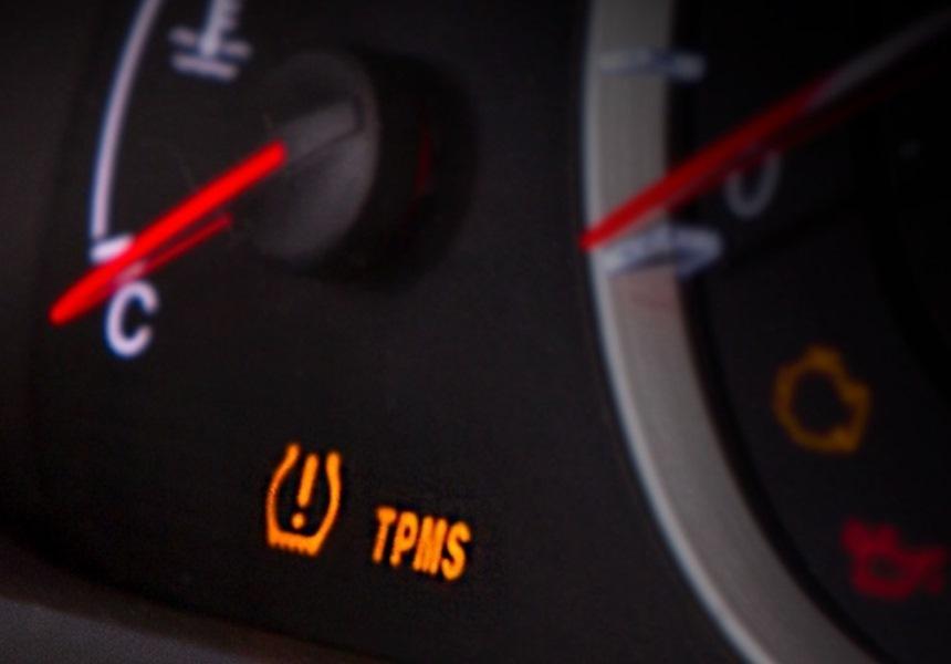 Шины в порядке, а лампочка горит: выясняем, почему