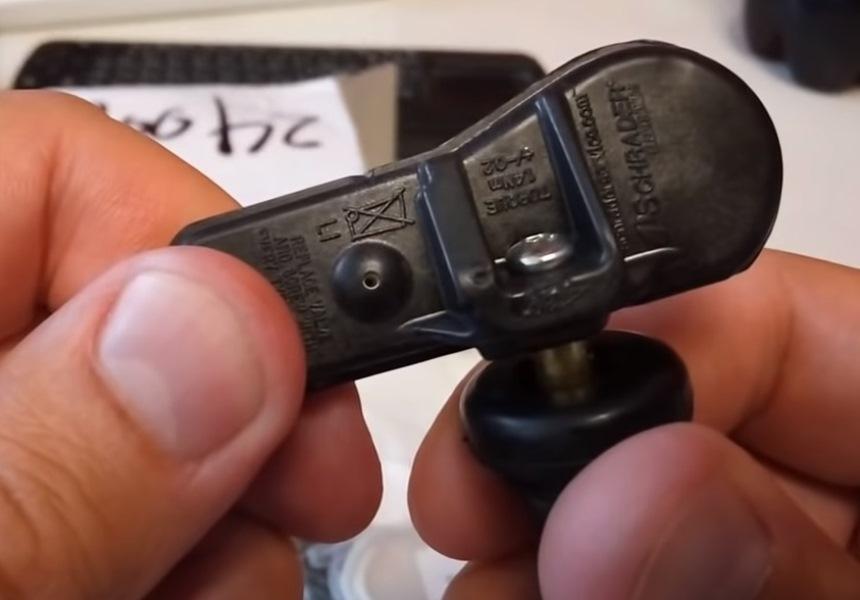 Шины в порядке, а лампочка горит: выясняем, почему