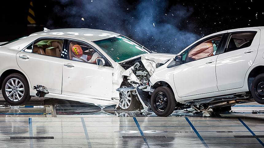 Почему при лобовом ударе скорости автомобилей не суммируются