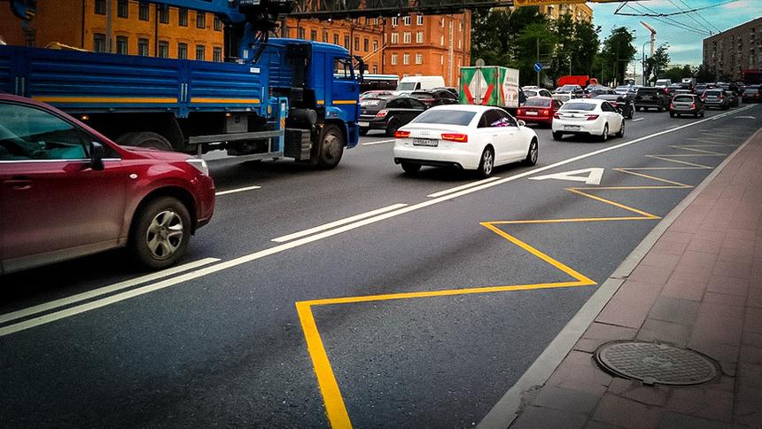 Что значит зигзаг у автобусной остановки - можно ли там остановиться?