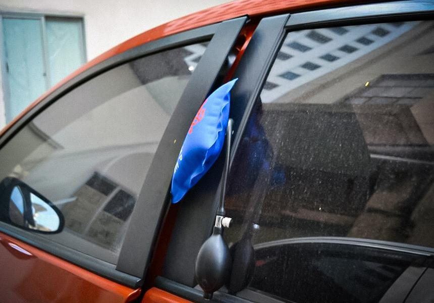 Как открыть двери и капот автомобиля, если разрядился аккумулятор