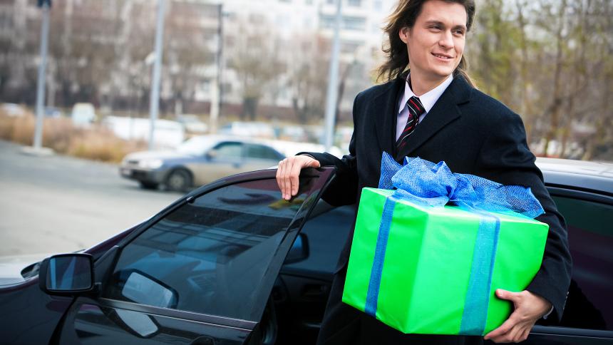 Топ-15 беспроигрышных подарков автомобилисту: на любой вкус и кошелёк