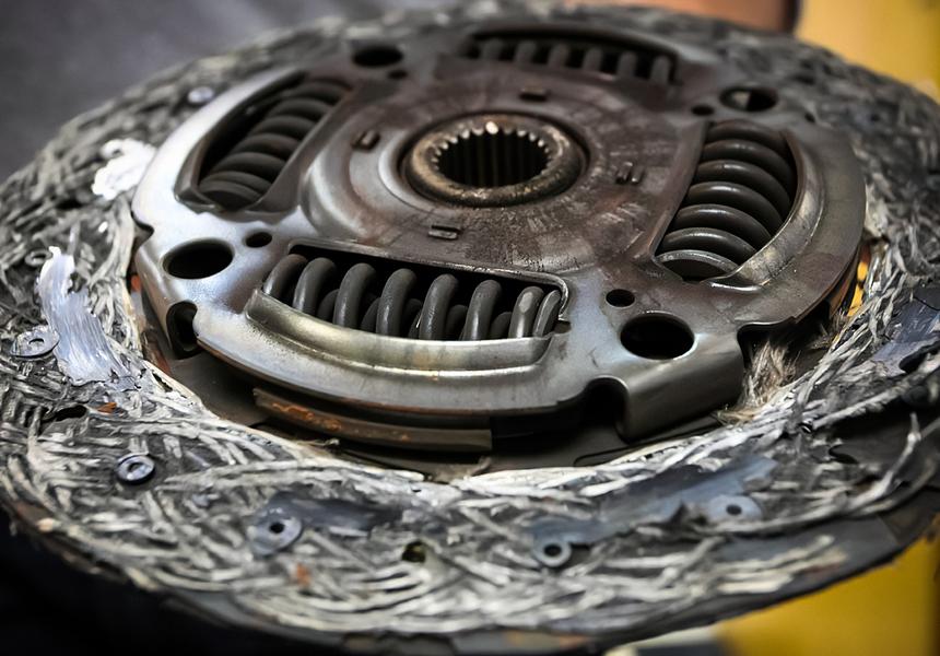 10 признаков поломки коробки передач