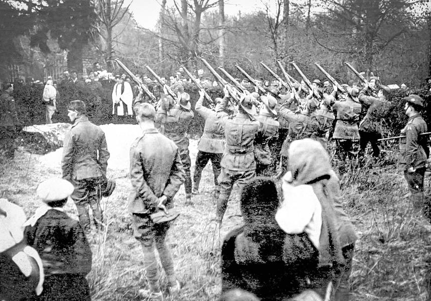 Военнослужащие Воздушного корпуса Австралии дают прощальный салют Манфреду фон Рихтгофену 22 апреля 1918 г. Надпись на одном из похоронных венков гласила: "Нашему галантному и достойному врагу"