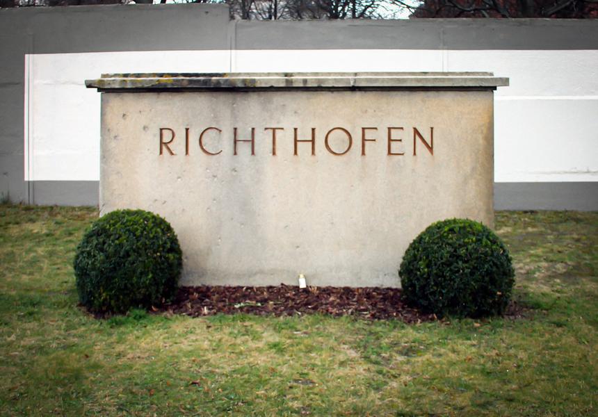 Сегодня на Инвалидском кладбище в Берлине на месте бывшей могилы "Красного Барона" сохранилась вертикальная плита с надписью "RICHTHOFEN" и оставшимися со времен холодной войны отметинами от пуль