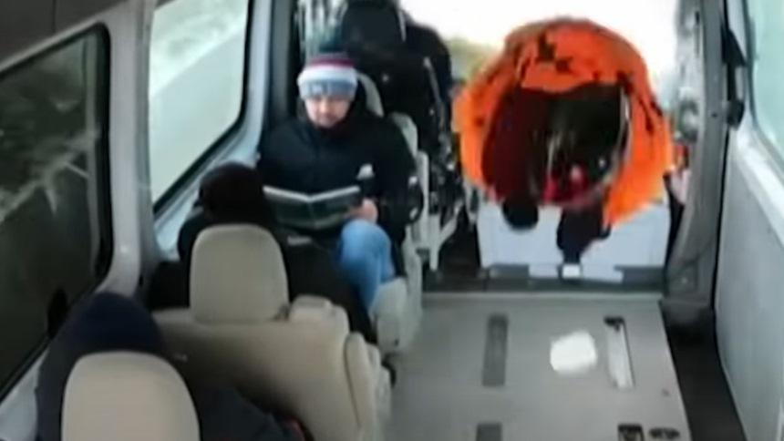 Российский каскадёр-камикадзе пролетел сквозь машину на 80 км/ч: видео