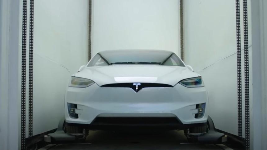 Вот как на самом деле устроены тоннели Маска, по которым ездят Tesla: первое видео
