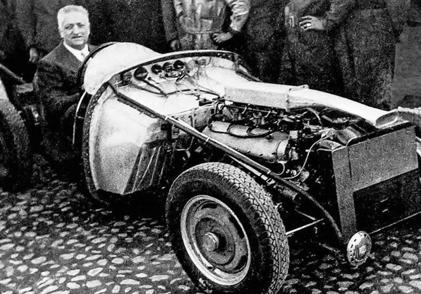 12 марта 1947 года начались дорожные испытания Ferrari 125 S. За рулем еще не имеющей кузовных панелей машины – Энцо Феррари