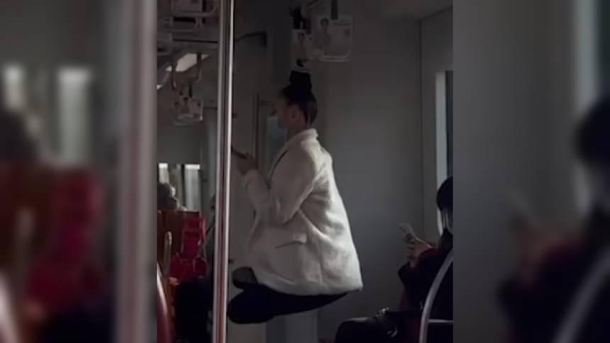 Висящая на своих волосах россиянка восхитила пассажиров китайского метро (видео)