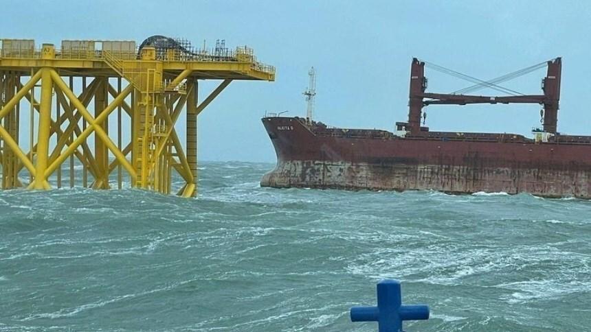 Посмотрите, как спасали экипаж дрейфующего судна Julietta D (видео)