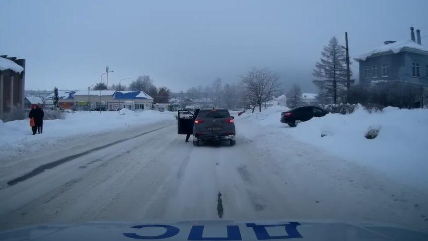 Крутой инспектор из Марий Эл на ходу остановил машину пьяного (видео)