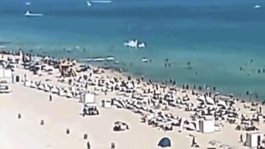 Вертолёт «Робинсон» рухнул в воду на пляже Майами-Бич: реальное видео