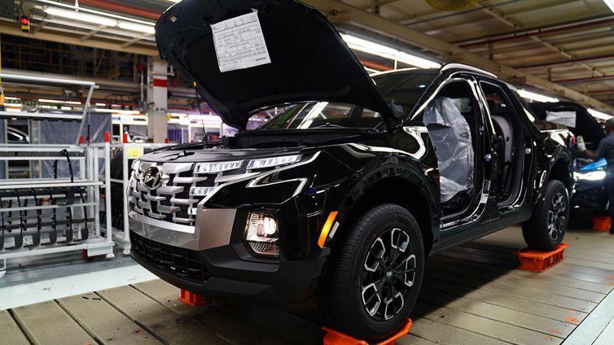 «Ведомости»: Половина автозаводов в России простаивает