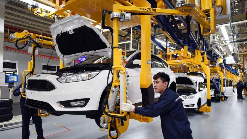 Ford останавливает два завода в США