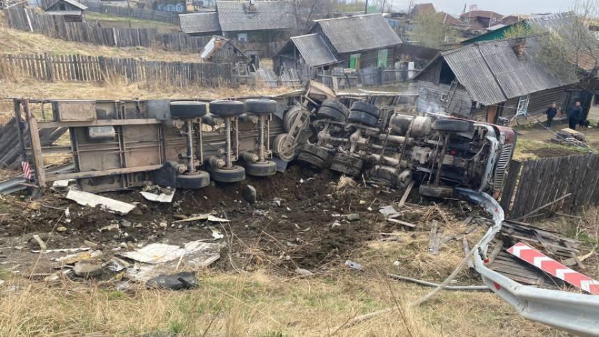 Грузовик с бетонными столбами вылетел с трассы в чужой огород