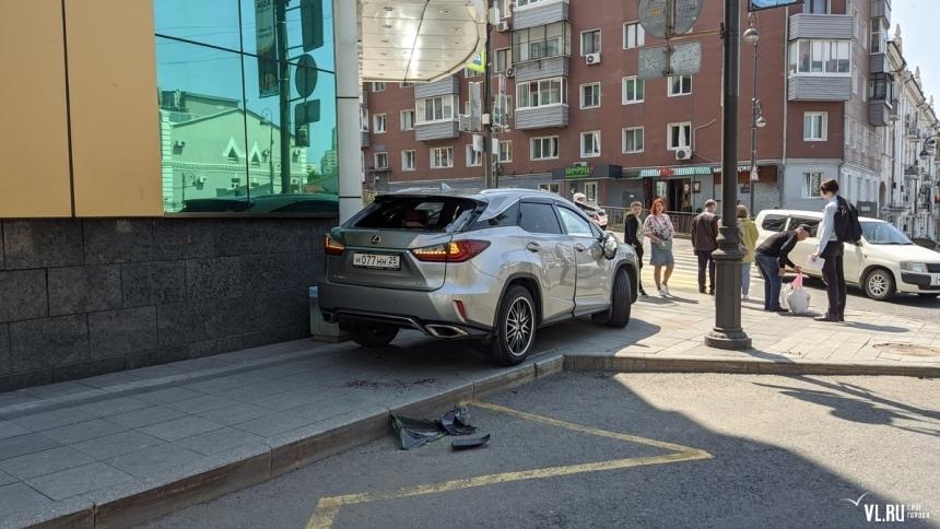 Lexus тайком от водителя совершил ДТП: пострадали двое (видео)