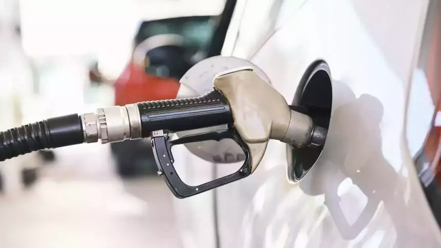 Ждать ли российским автолюбителям снижения цен на АЗС: мнения экспертов