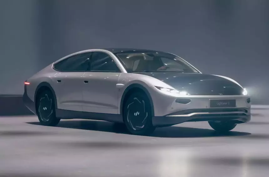 Представлен первый в мире серийный автомобиль на солнечной энергии