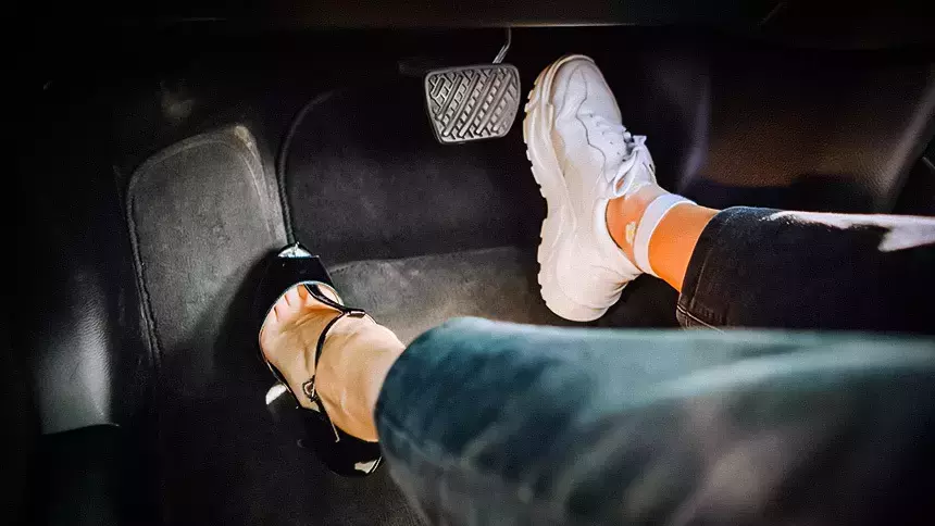 Эксперт Шапарин: шлёпанцы и беговые кроссовки опасны для вождения