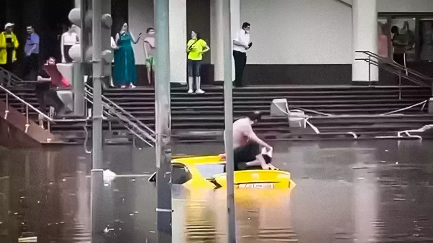 Водителей в Москве предупредили о надвигающейся грозе