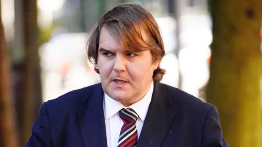 Полиция жёстко покарала сбежавшего с места ДТП депутата-транса в юбке